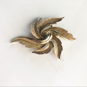 Vintage Trifari Brooch Flower Swirl Gold Tone